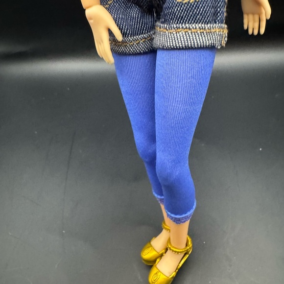 2009 Spinmaster Liv Doll With Outfit, Jewelry, Gold Shoes and Brown Wig - Picture 8 of 8